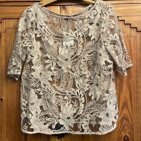 Beautiful detail & sparkle Blouse! - Picture 3 of 8